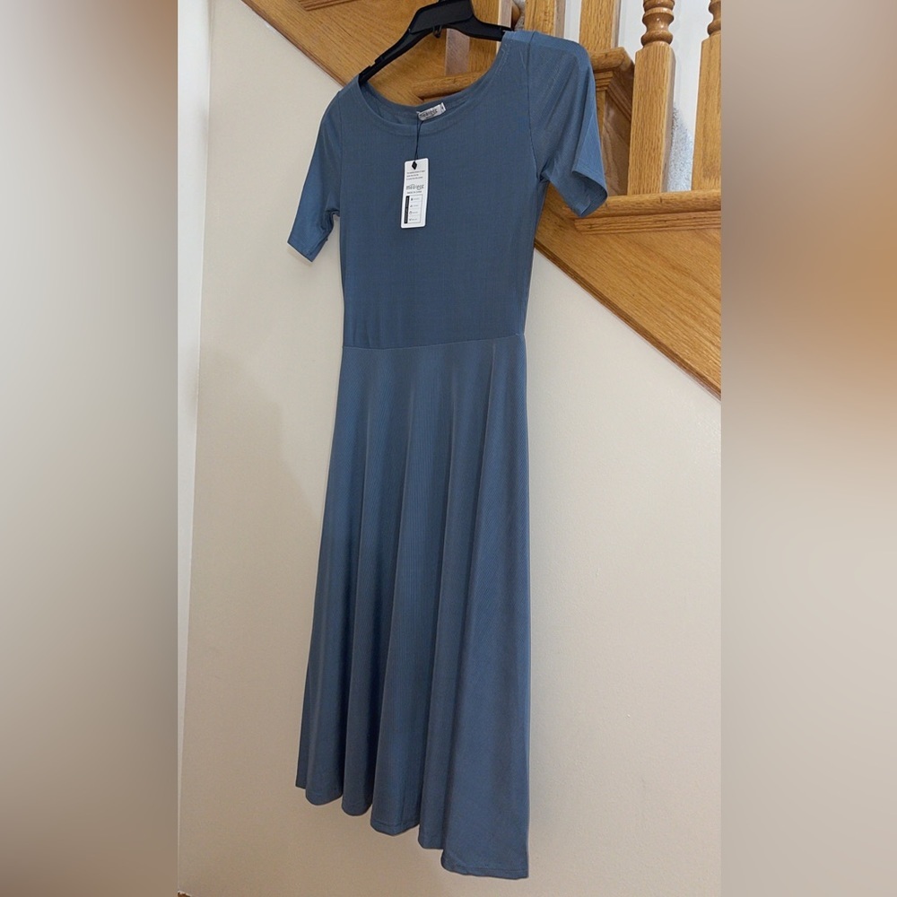 Women’s Casual Dress Size Small Gray Short Sleeves A Line Round Neck Elegant NEW